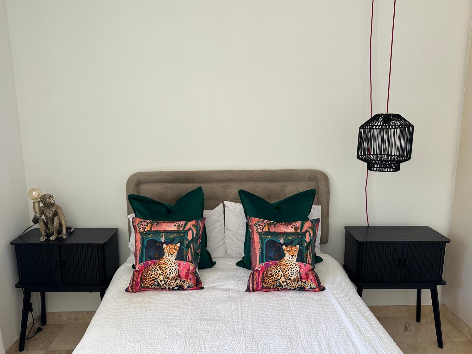 Apartment Vibrant Beachfront Getaway In Camps Bay Cape Town